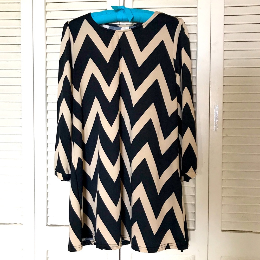 3/4 Sleeve Chevron Print Cream and Black top  XXL